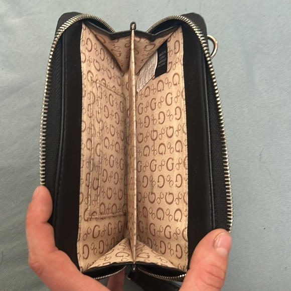 🤩 3 FOR $25 🤩 Guess Wallet - Picture 3 of 4